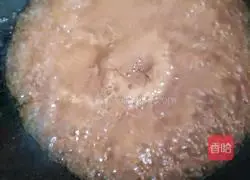 Illustration of how to stir-fry sea cucumber with green onions 5