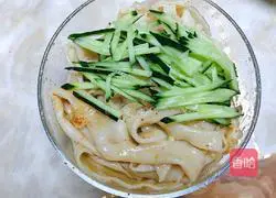 Illustration of how to make a large bowl of wide noodles 13