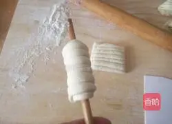 Illustration of how to make whole wheat salt and pepper shell flower rolls 13