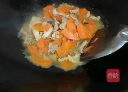 Pork belly stir-fry Illustration of how to make carrots 4