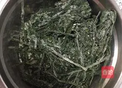 Illustration of how to make cold kelp shreds 1