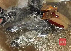 Illustration of how to make ginseng and black chicken soup 8