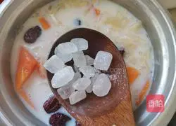 Illustration of how to make papaya milk and white fungus soup 8