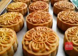 Illustration of how to make egg yolk and bean paste mooncakes 17