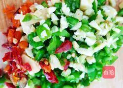 Illustration of how to pour hairtail fish in sauce 9