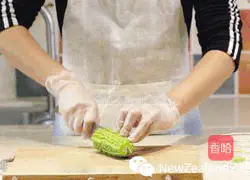 New Zealand Fish Maw Tube Bone Soybean Bitter Melon Soup Illustration 5