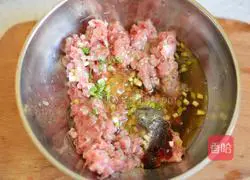 Illustration of how to make sour soup wontons 6