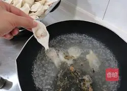 Illustration of how to make fresh meat wontons 10