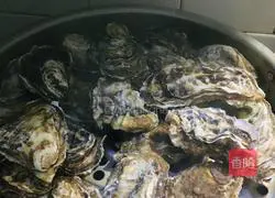 Illustration of how to make steamed oysters with garlic chili sauce 2