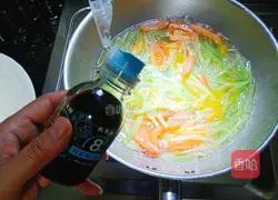 Illustration of how to make lettuce, tomato and egg soup 6