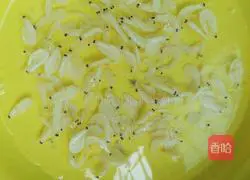 Illustration of how to make shrimp mushroom soup 3