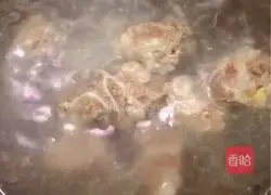 Illustration of how to make grass root small intestine soup 2