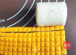 Illustration of how to make real and fake corn buns 11