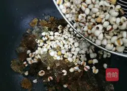 Illustration of how to make peach gum, red dates and barley soup 6