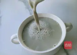 Illustration of making black bean and peanut thick soy milk 5