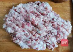 Illustration of how to make noodles with mushroom meat sauce 1