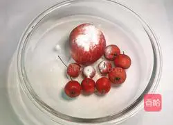 Illustration of how to make hawthorn stewed apples 2