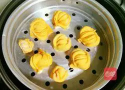 Illustration of how to make pumpkin rolls 16