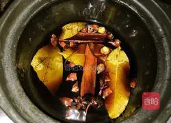 Illustration of how to make raw pickled shrimp 4