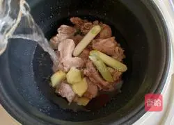 Illustration of how to make wolfberry and lotus root pork rib soup 7