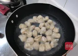 Illustration of how to make fresh meat and shrimp wontons 2