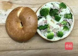 Illustration of how to make roasted bagels with broccoli and ham without bursting the salty pie 5