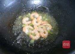 Illustration of how to make luffa, shrimp and mushroom soup 6