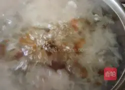 Illustration of how to make milk, peach gum and tremella soup 2