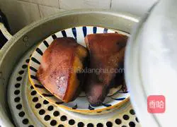 Illustration of how to stir-fry pork face with green garlic 1