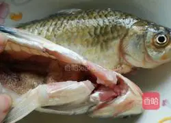 Illustration of how to make mushroom and crucian carp soup 1