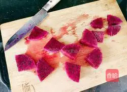 Illustration of how to make healthy dragon fruit sweet soup 5