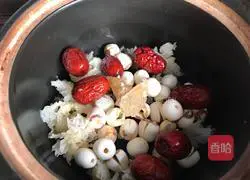 Illustration of how to make red date, lotus seed and white fungus soup 7