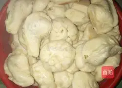 Illustration of how to make crescent moon buns 9