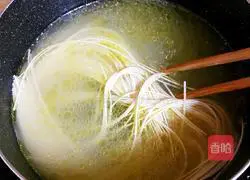 Illustration of how to make chicken soup noodles 18
