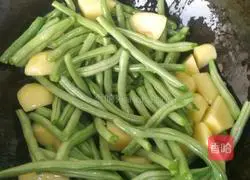 Pork Ribs Illustration of how to make braised beans and noodles 11