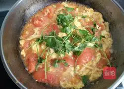 Illustration of how to make scrambled eggs with tomatoes 16