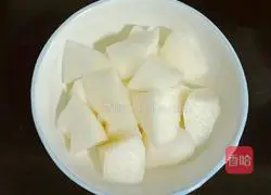 Tremella, snow pear and red dates Illustration of how to make soup 3