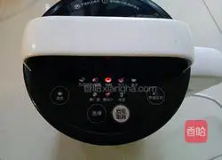 Illustration of how to make health-preserving red dates, peanuts and lotus seeds soy milk 7