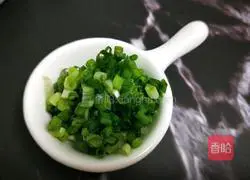 Illustration of how to mix shredded jellyfish 4