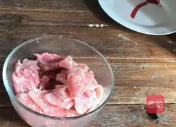  Illustration of how to make fried lean meat with snow peas 3