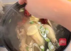 Illustration of how to make mushroom nourishing chicken soup 3