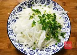 Illustration of how to make green onions mixed with shredded radish 3