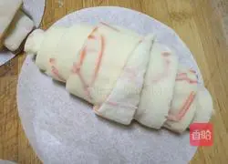 Illustration of how to make carrot croissants 6