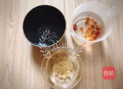 Illustration of how to make three treasures soup for nourishing qi, beautifying and nourishing—Xueyan Peach Gum Saponium Rice (for two people) 1