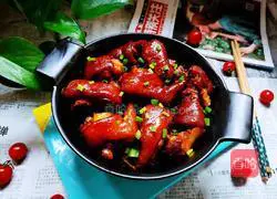 Illustration of braised pig trotters in soybean sauce 17