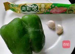 Illustration of how to make fried sausage with green pepper 1