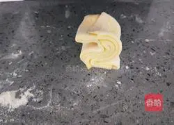 Illustration of how to make two-color flower rolls 17