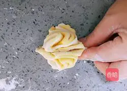 Illustration of how to make two-color flower rolls 19