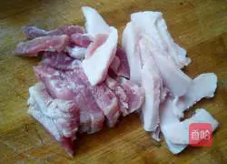 Illustration of how to make pork and cabbage stewed vermicelli 3