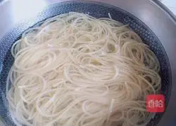 Black pepper beef Illustration of how to make stir-fried spaghetti with willow shreds 2